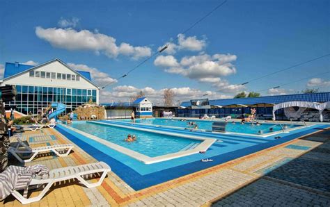 Выбор между теплым морем и символичными термальными источниками