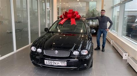 Включите двигатель автомобиля Jaguar