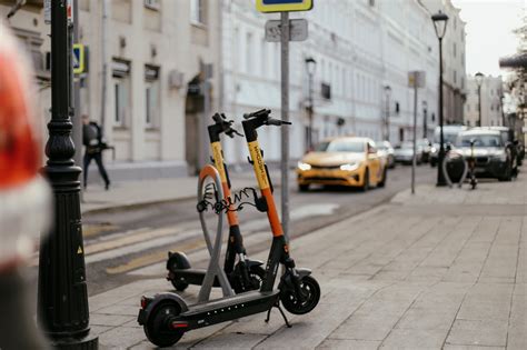 Использование фонарика на самокате Whoosh в ночное время и в условиях недостаточного освещения