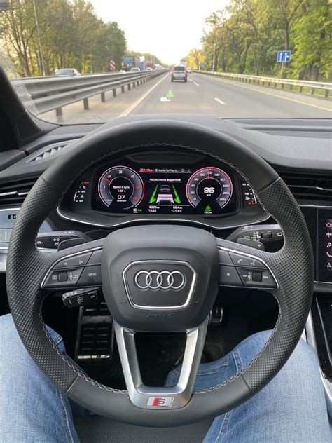 Как включить функцию "удержания в полосе" для Audi Q7