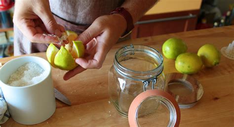 Метод 2: Применение лимона и соли