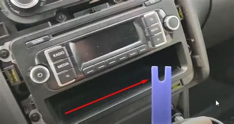 Отключите аккумулятор автомобиля и снимите старую магнитолу