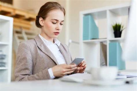 Откройте приложение App Store или Google Play