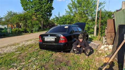 Парень на машине приехал в гости