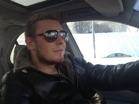 Парень на машине приехал в место назначения