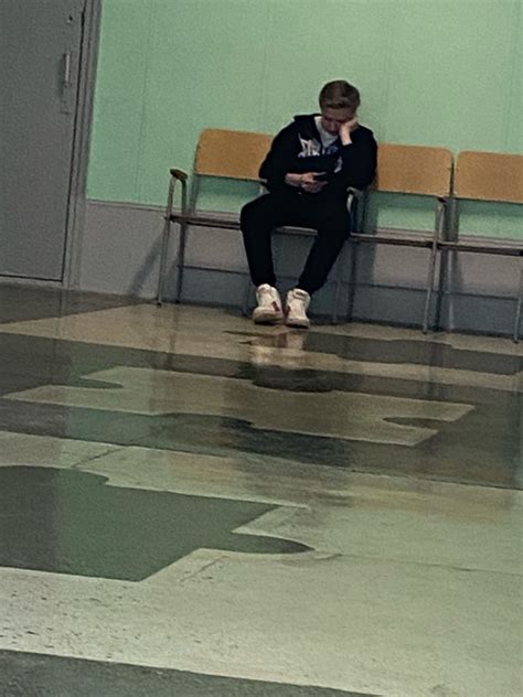 Поиск парня в школе