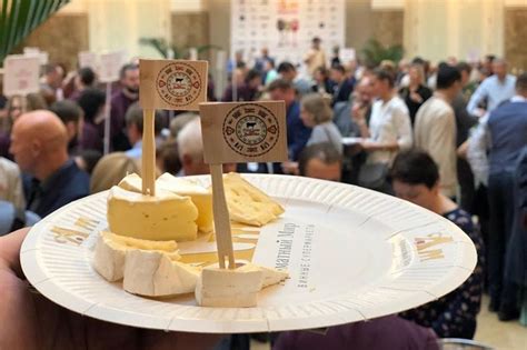 Процесс дегустации сыра с белыми крупинками