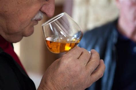 Реакция и запах коньяка при подкрашивании